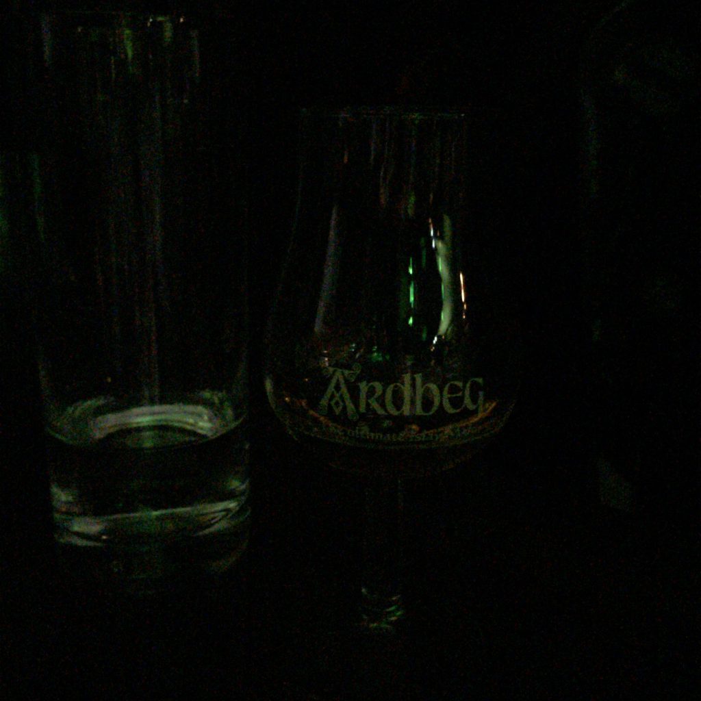 非常に暗くて見づらいですが、アードベッグ・ウーガダールが入ったグラス。