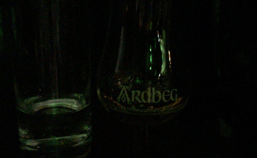 非常に暗くて見づらいですが、アードベッグ・ウーガダールが入ったグラス。