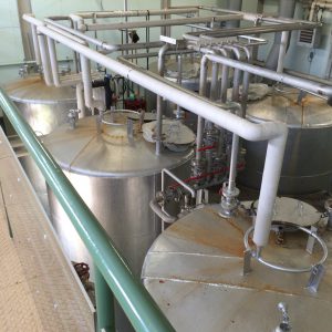 6基並ぶステンレス製の発酵槽。