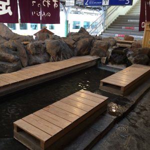 「上諏訪」駅のホーム内には無料で使える足湯があります。これには驚きました。