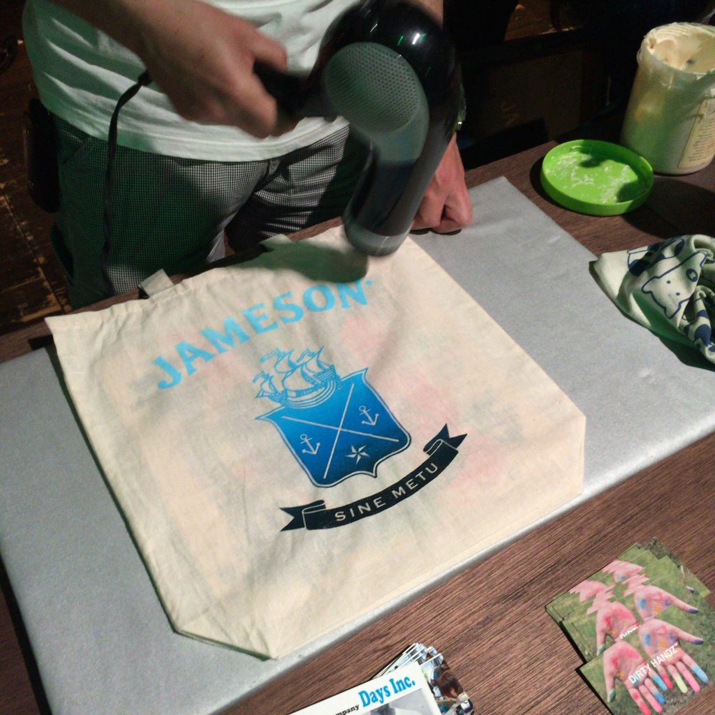 オリジナルのジェムソンロゴ入りバッグを作れる。海っぽい配色を依頼したらこんな素敵なものに。