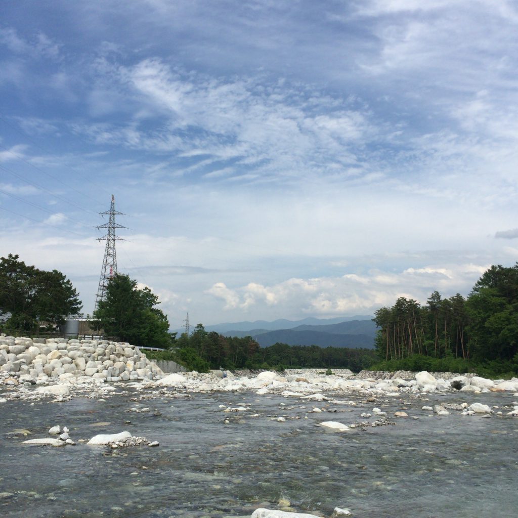 信州マルス蒸溜所の隣を流れる大田切川。上流特有のごつごつした石と清澄な流れ。