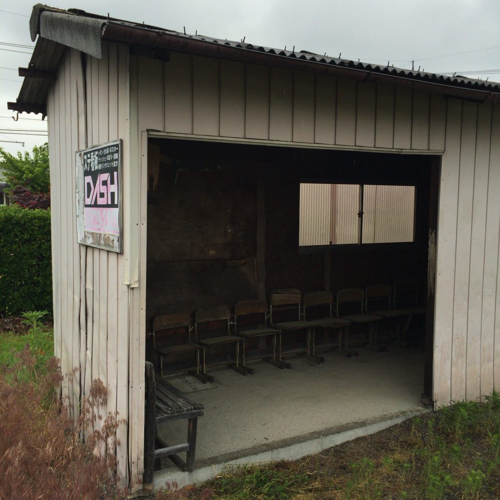 なかなか年季の入った「松原上」バス停。とはいえ雨をしのぐには十分すぎる設備。