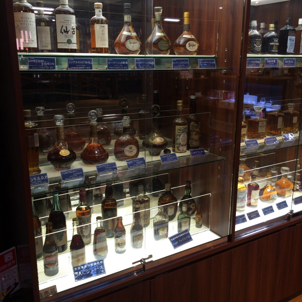 宮城峡蒸溜所にある、ニッカのボトルのディスプレイ。よく見ると、ウイスキー以外にブランデーやアップルワインといった商品があることがわかります。カフェ式蒸溜器によって生み出された商品も多数。