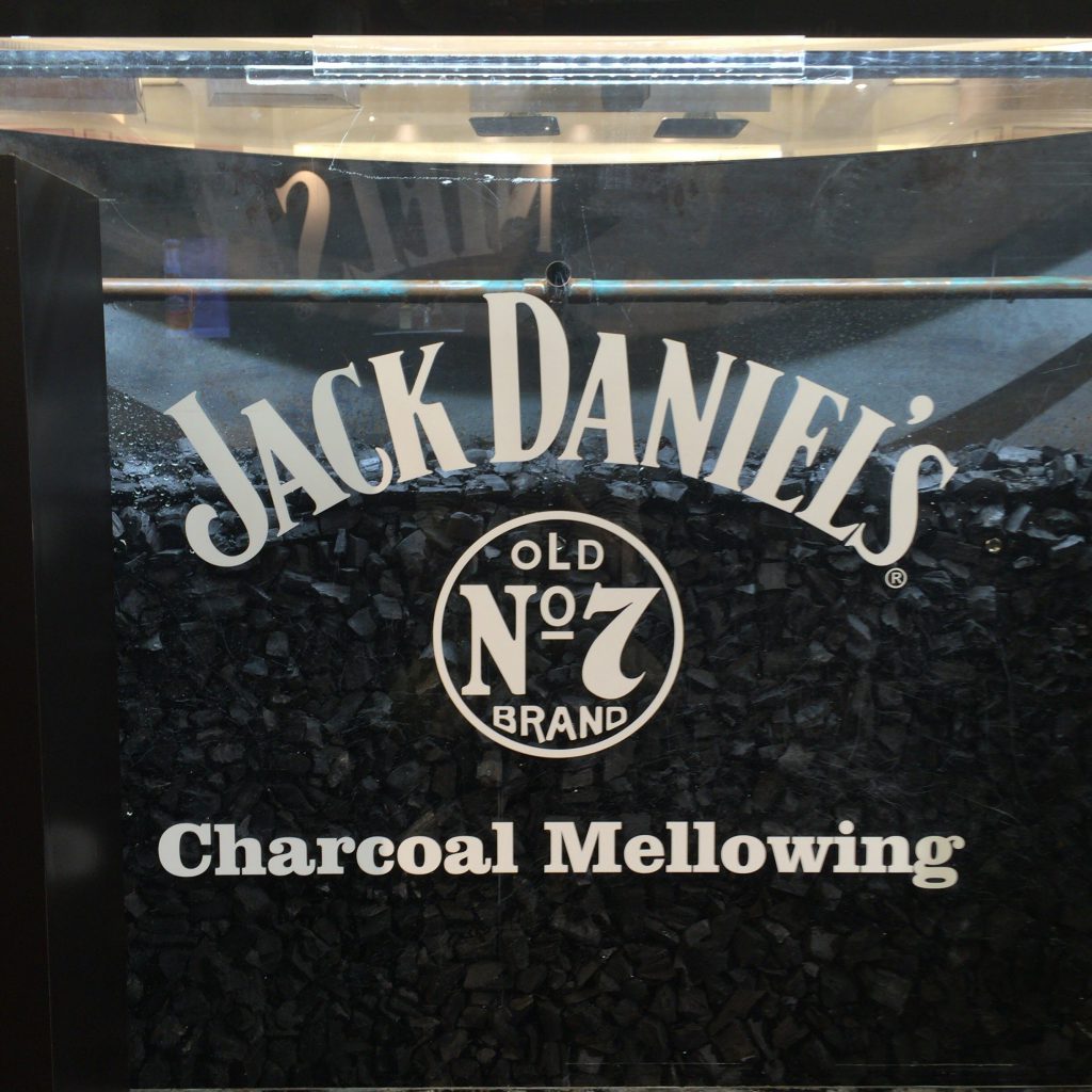 Jack Daniel'sに欠かせないチャコール・メローイング（サトウカエデの炭の濾過）工程のレプリカ。実際のものはこれが3メールの高さがある。