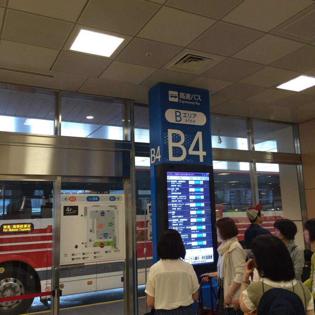 新宿から高速バスでJR富士御殿場駅富士御殿場駅に向かうこともできます。今回はB4乗り場でした。