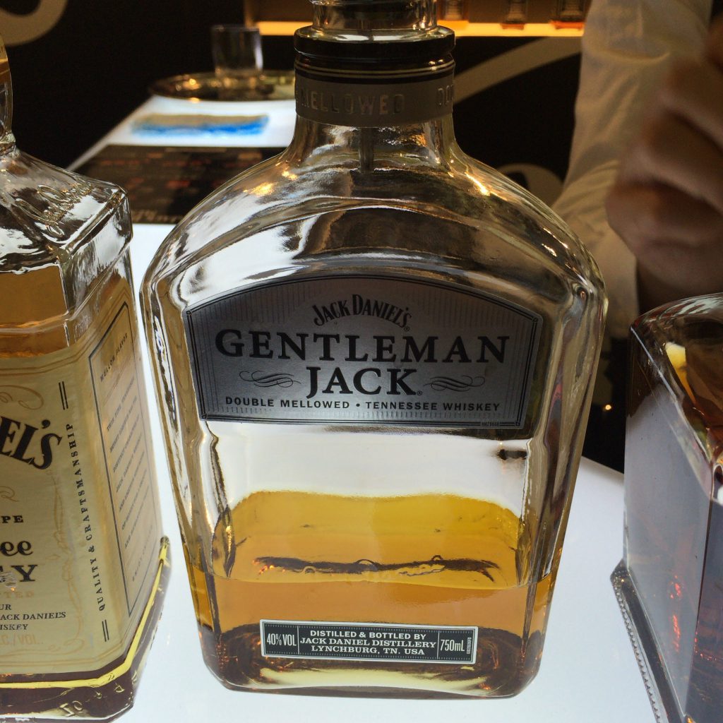 ジェントルマン・ジャックの表面。通常のボトルに比べて丸みが強調されている。