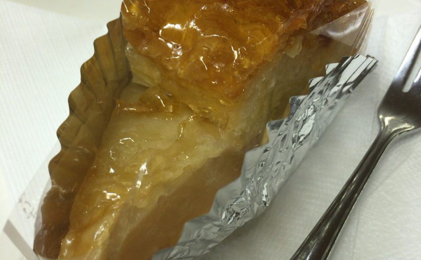 米菓道のアップルパイ。糖分でギトギトのように見えるが、これが存外にさっぱりしている。