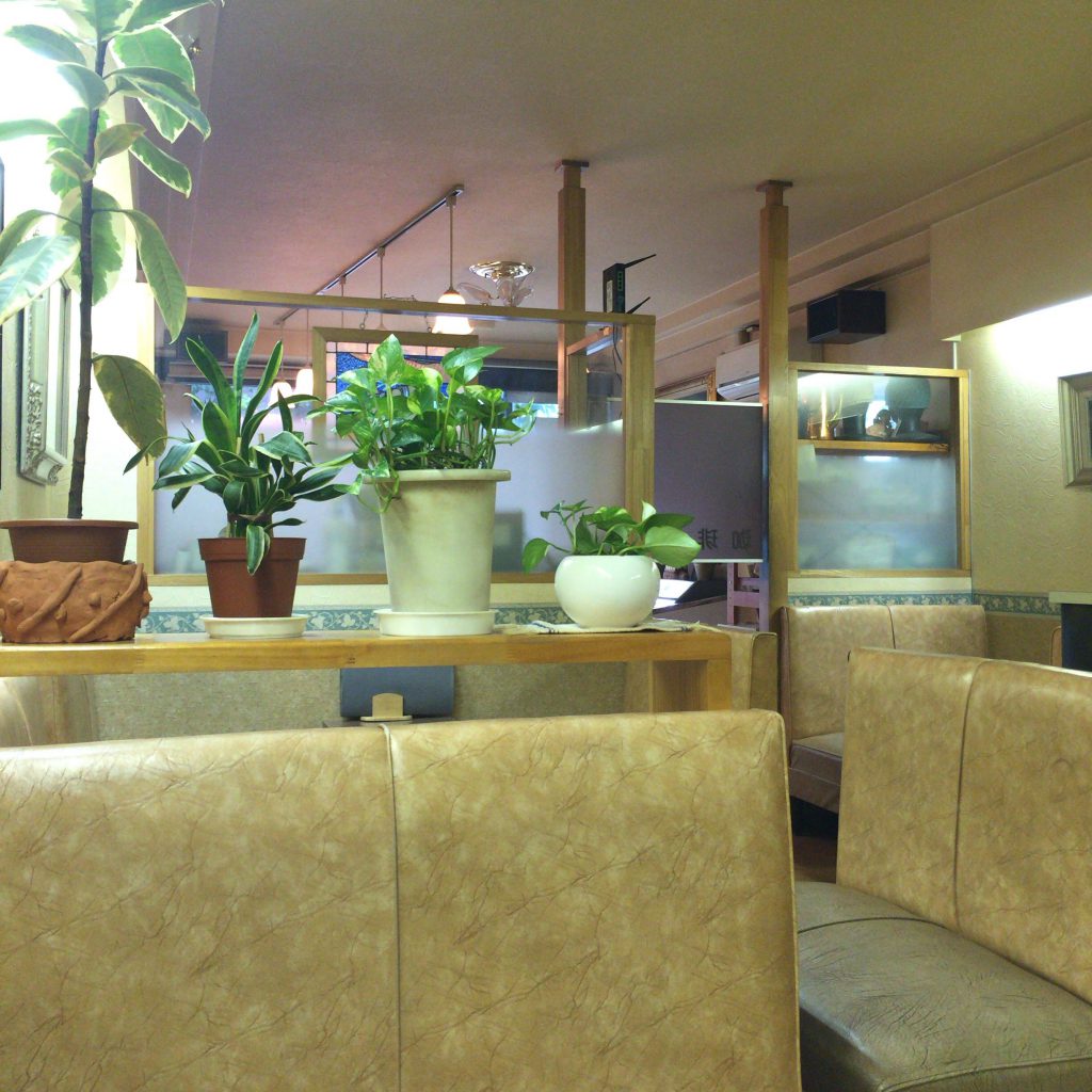 米華堂のカフェスペース。洋風でカジュアル。ファミレスのような気軽さが落ち着く。