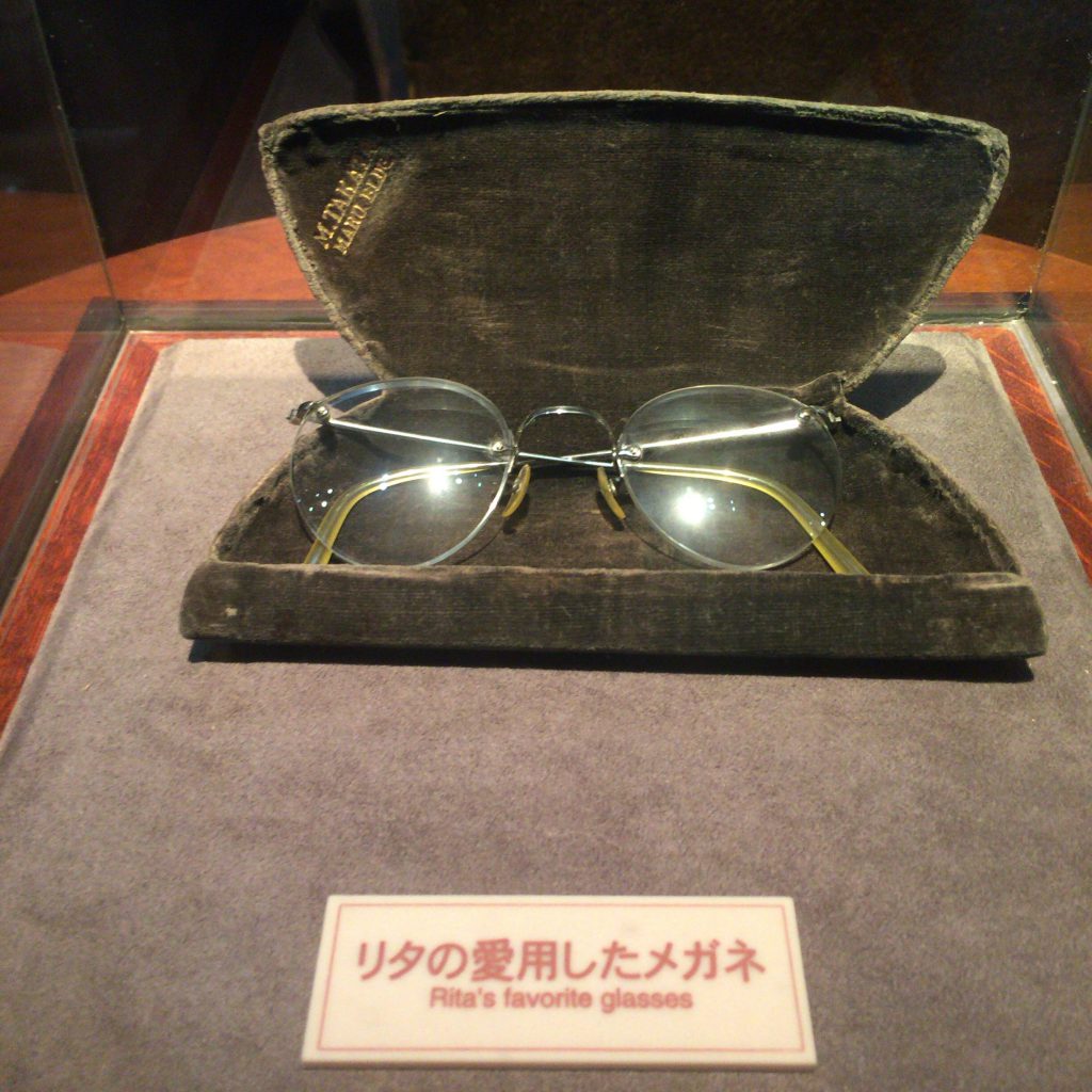 写真でよく見るリタのメガネも展示。大事に使っていたことがメガネケースからもわかります。