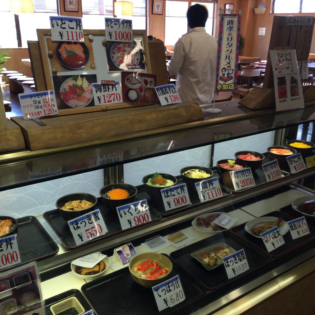 柿崎商店の定食メニュー。海鮮系の豪華なメニューがたっぷり並ぶ。