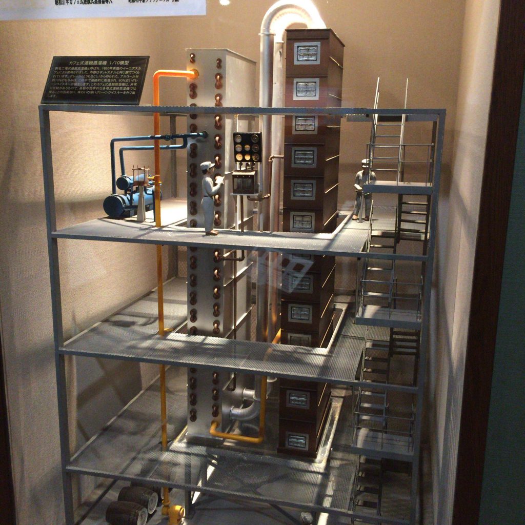 余市蒸留所内のウイスキー博物館にある、カフェ式連続式蒸留機の模型。中心上部にフーゼルオイルセパレーターがある。