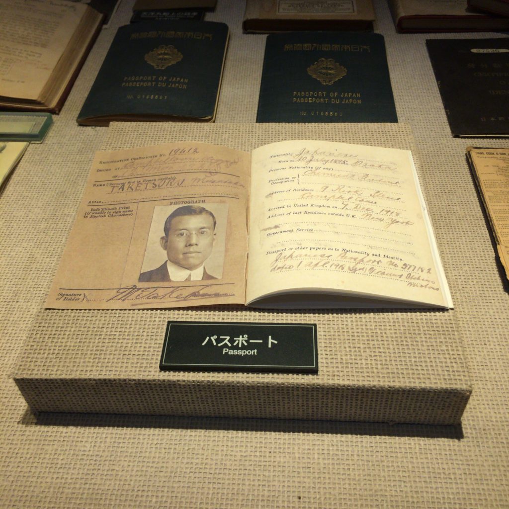 竹鶴政孝のパスポート。1918年当時の写真と書き込みが残る。