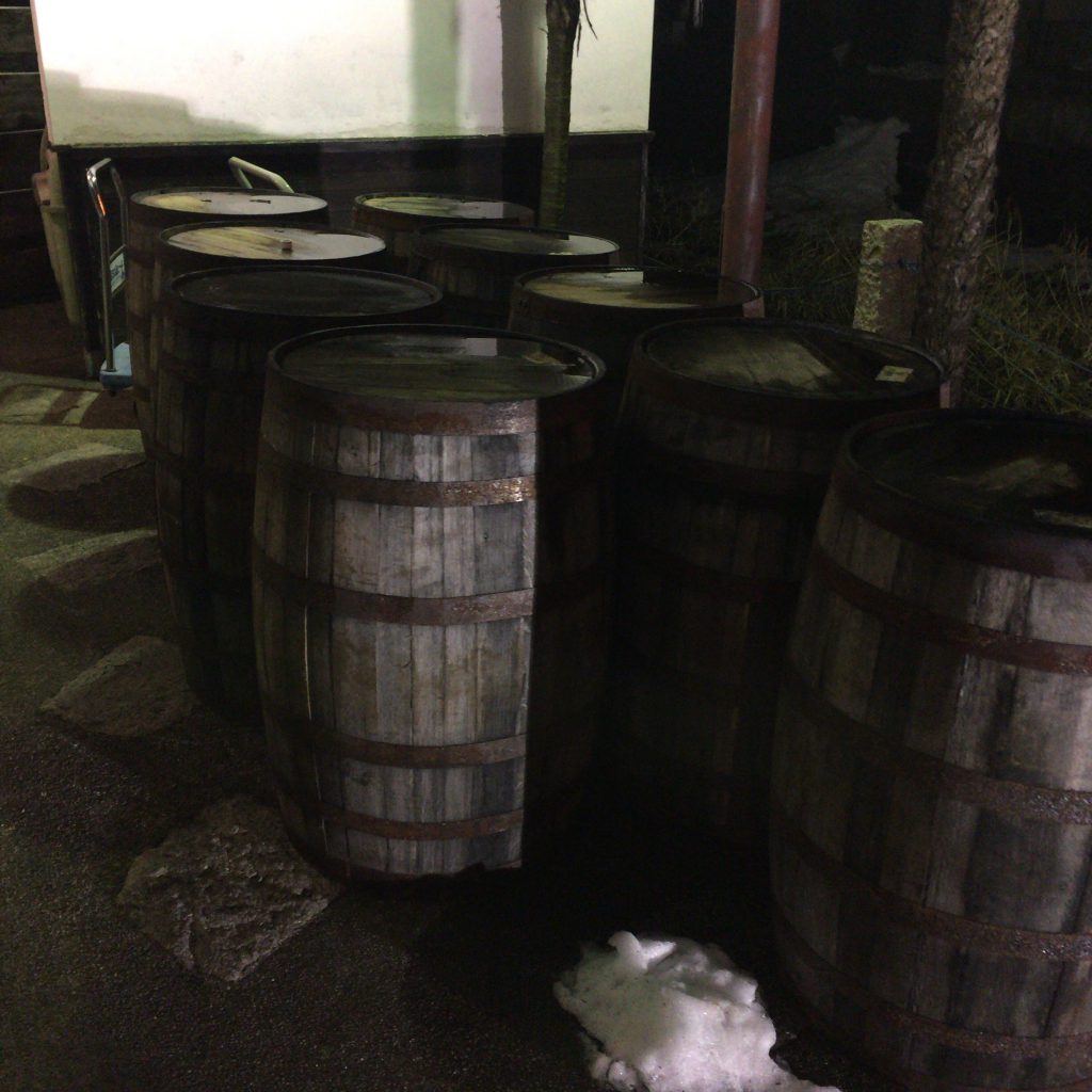 長濱蒸溜所前に置かれた樽。蒸溜所の存在を忍ばせる。