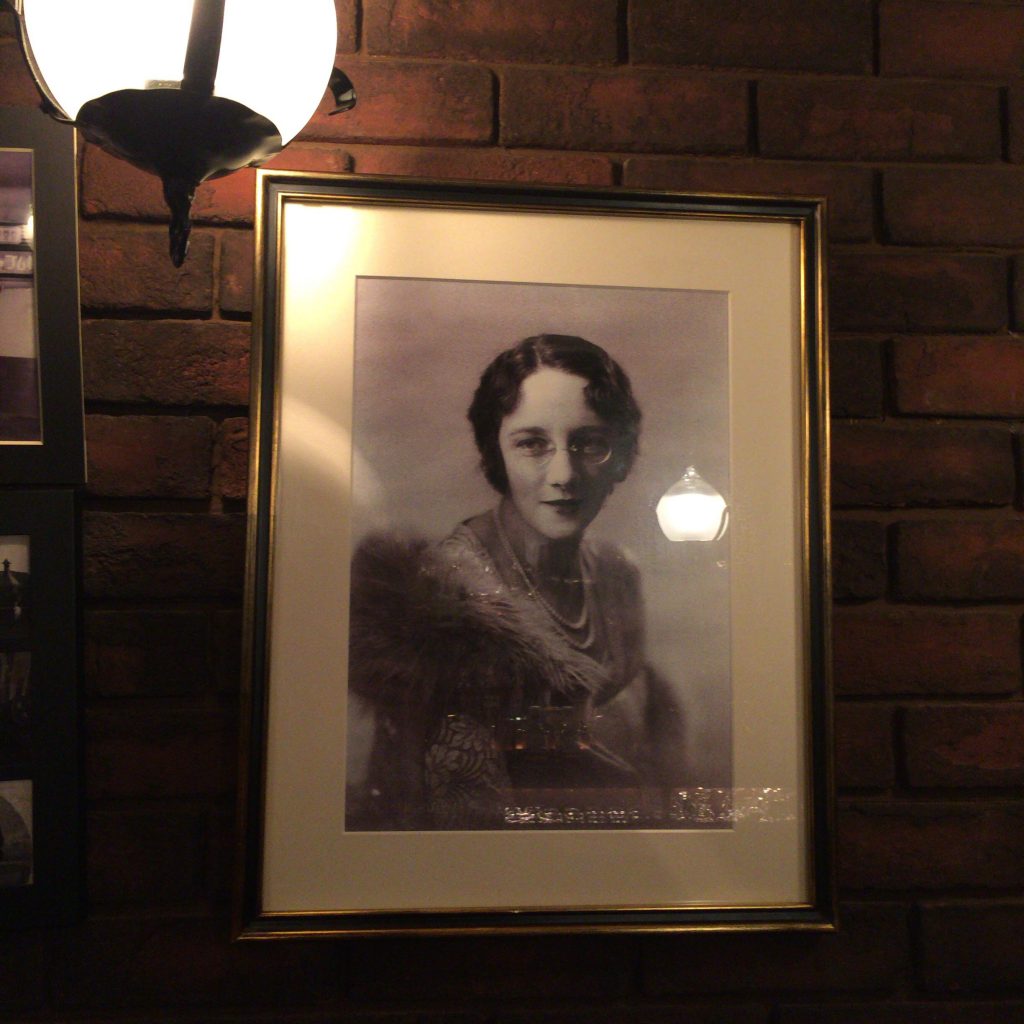ニッカバーリタの店名の由来である、リタの肖像。