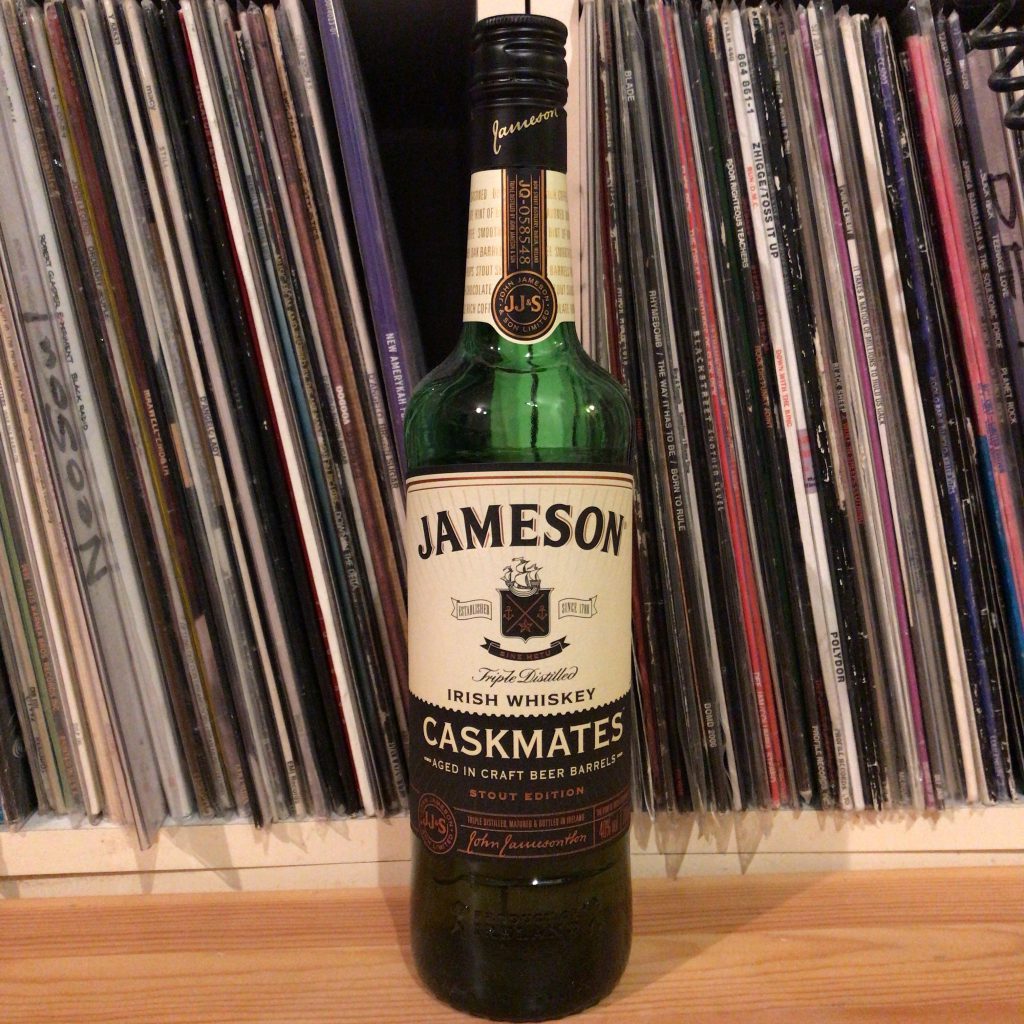 ジェムソンカスクメイツのボトル。一見するとほとんどスタンダードのボトルとの違いがわからない。